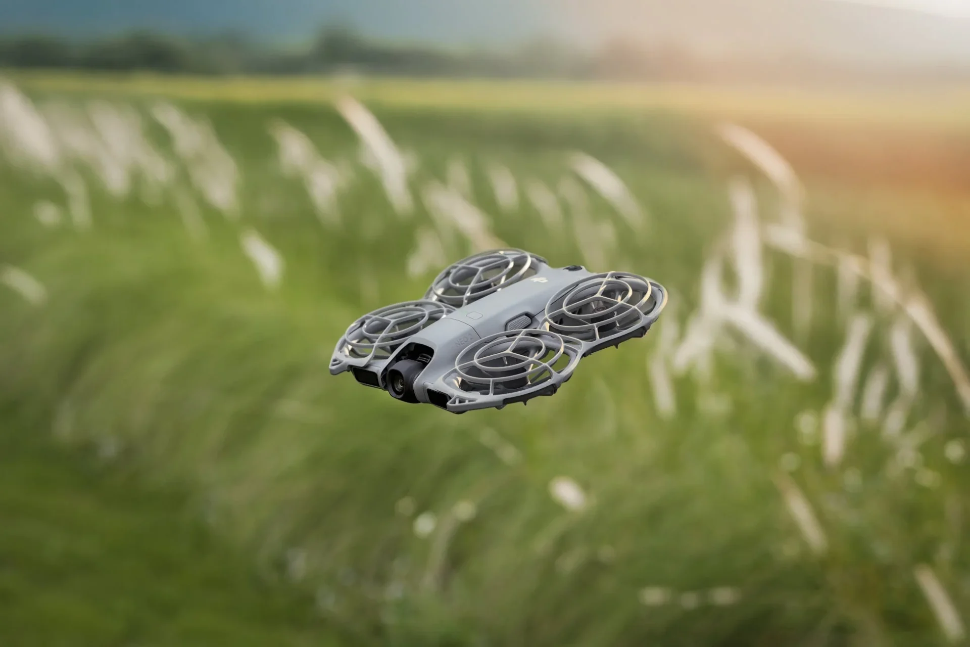 広大な草原の上空を安定して飛行するDJI Neo 2