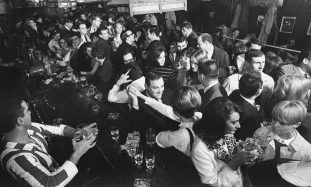 1965年ニューヨークのTGIフライデーズ店内のにぎわい