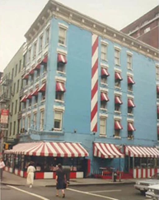 TGIフライデーズ1号店の赤と白のストライプ模様の外観