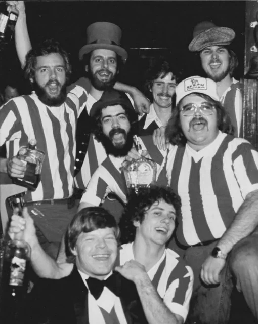 TGIフライデーズで楽しむ人々の昔の集合写真