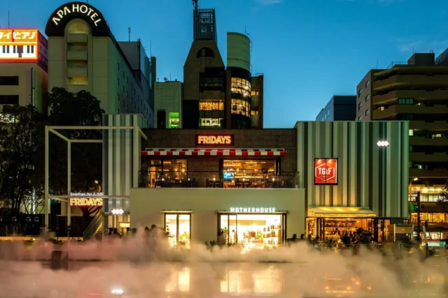 TGIフライデーズの店舗の夜景