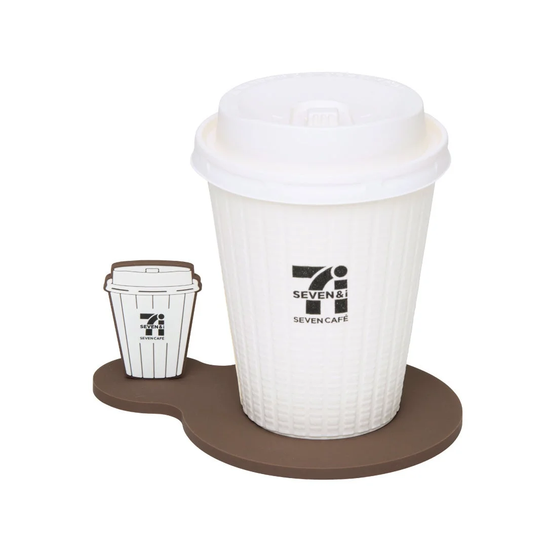 セブンカフェモチーフの茶色いラバーコースター使用イメージ