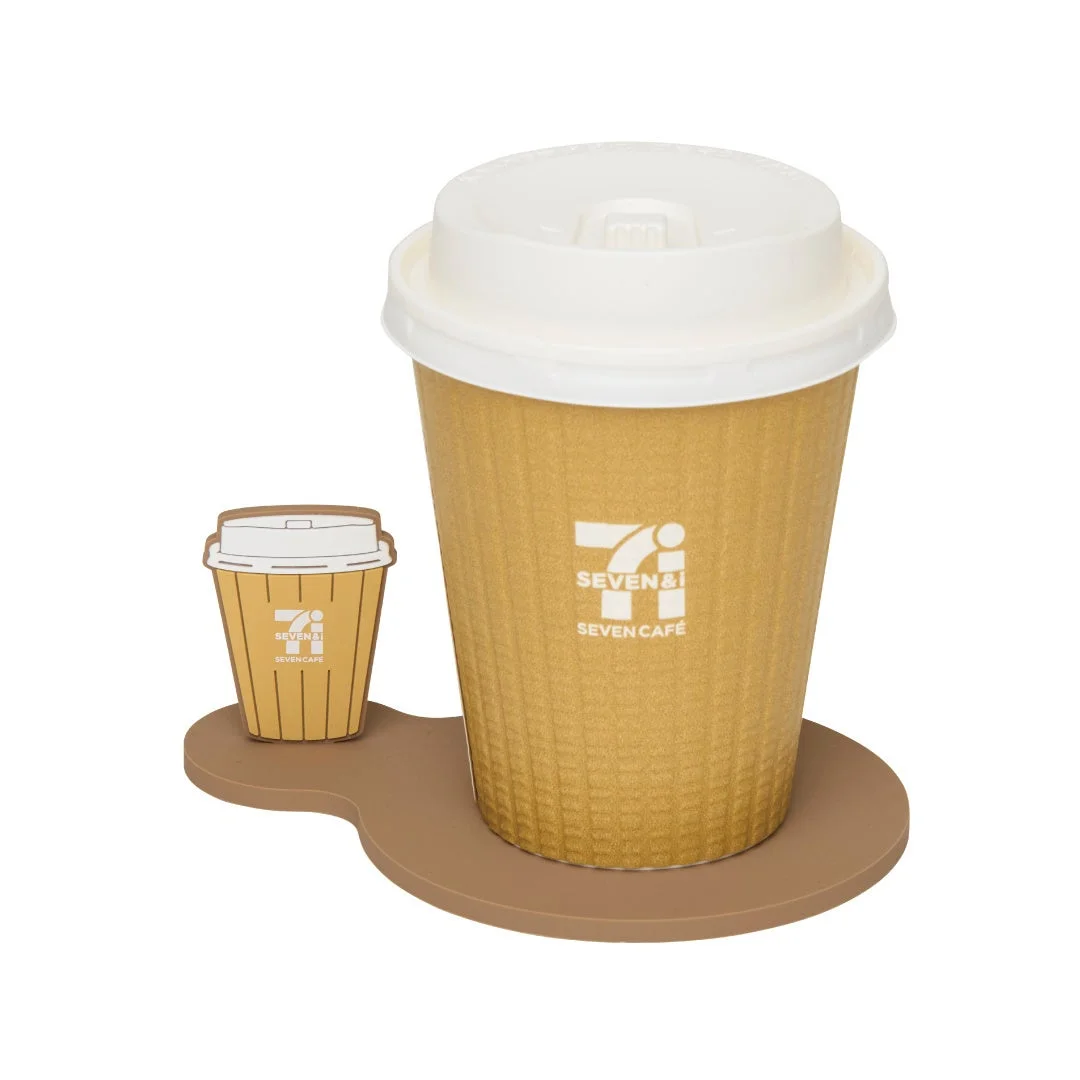 セブンカフェモチーフのベージュ色のラバーコースター使用イメージ