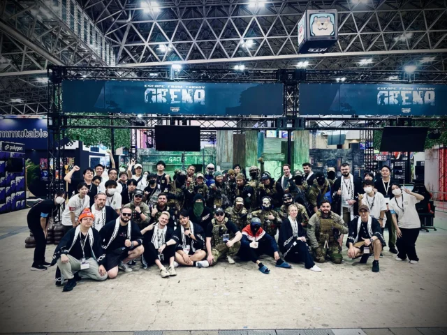 東京ゲームショウのイベント会場で集まったファンとスタッフ