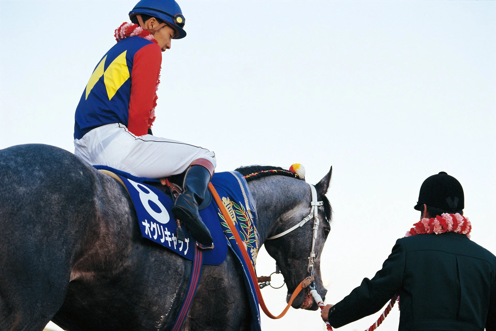 引退レース有馬記念で騎手を乗せた名馬オグリキャップ。