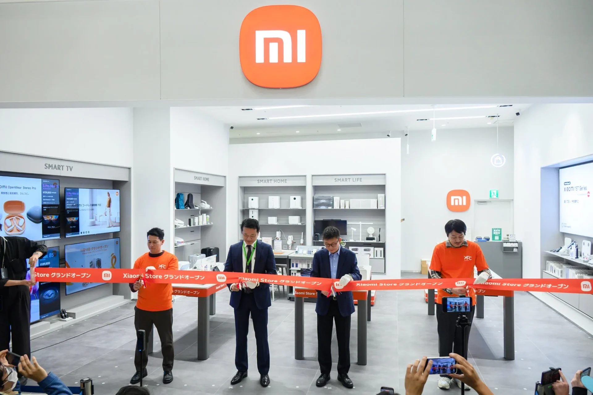 Xiaomi Storeイオンレイクタウンkaze店オープニングセレモニーでのテープカットの様子