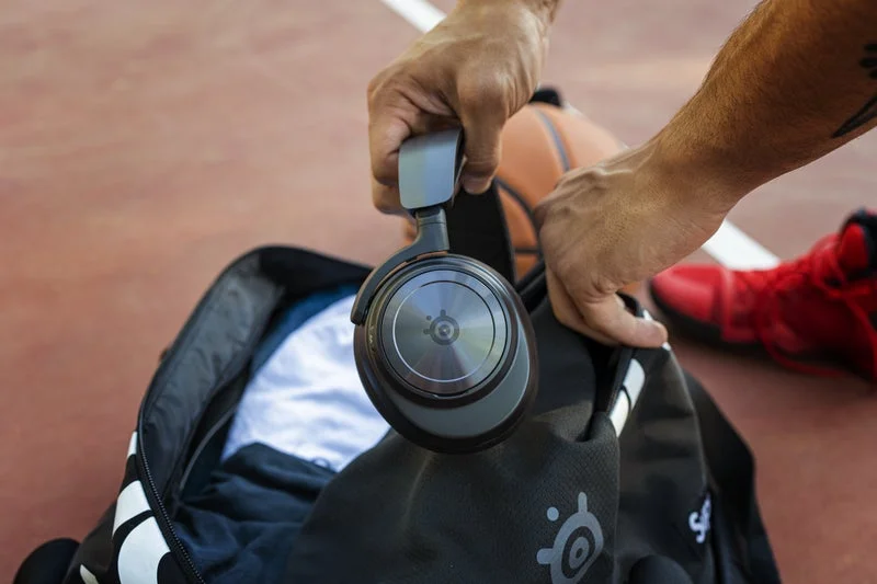 SteelSeriesヘッドセットをバッグに収納する様子