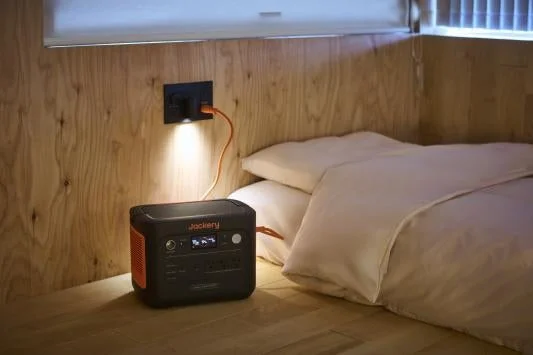 Jackeryポータブル電源1500 Newを室内で使用する様子
