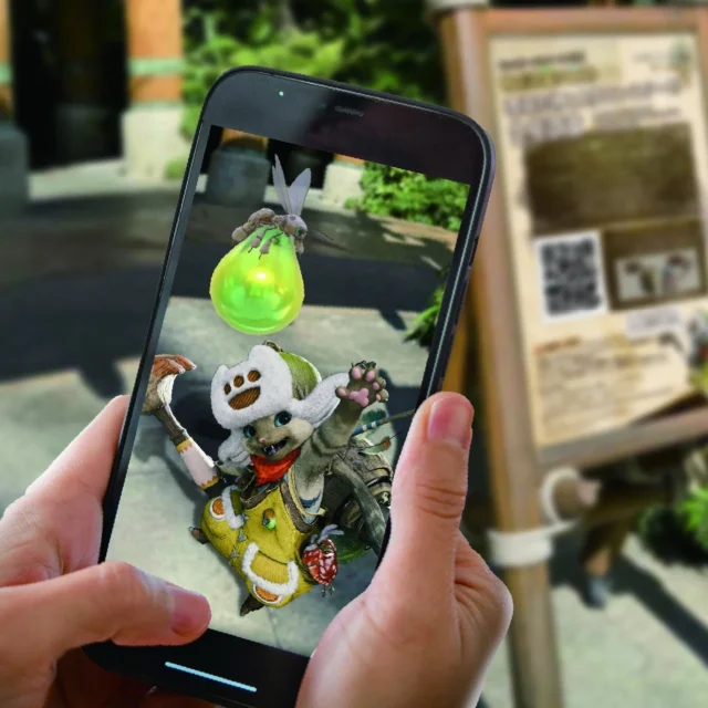 スマートフォンでARスタンプラリーを楽しむ様子