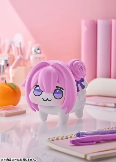 ピンクの背景に立つDOROフィギュア