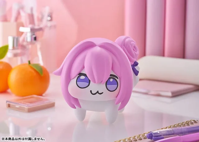 ピンクの背景で斜めを向くDOROフィギュア