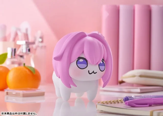 ピンクの背景で別の角度から見たDOROフィギュア