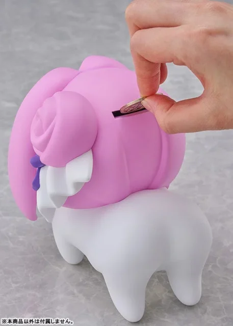 DOROフィギュアの貯金箱スリットにコインを入れる手元