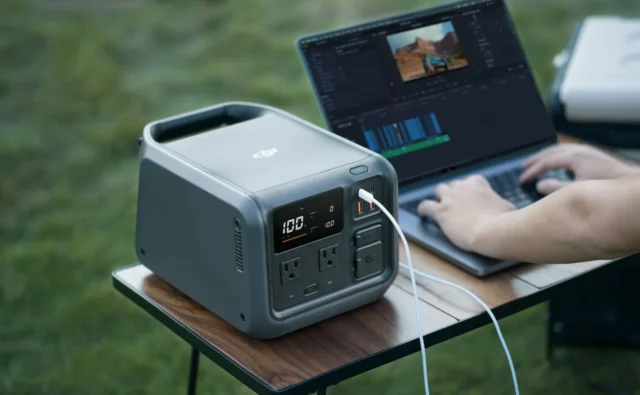 DJI Power 500でノートPCを充電する様子