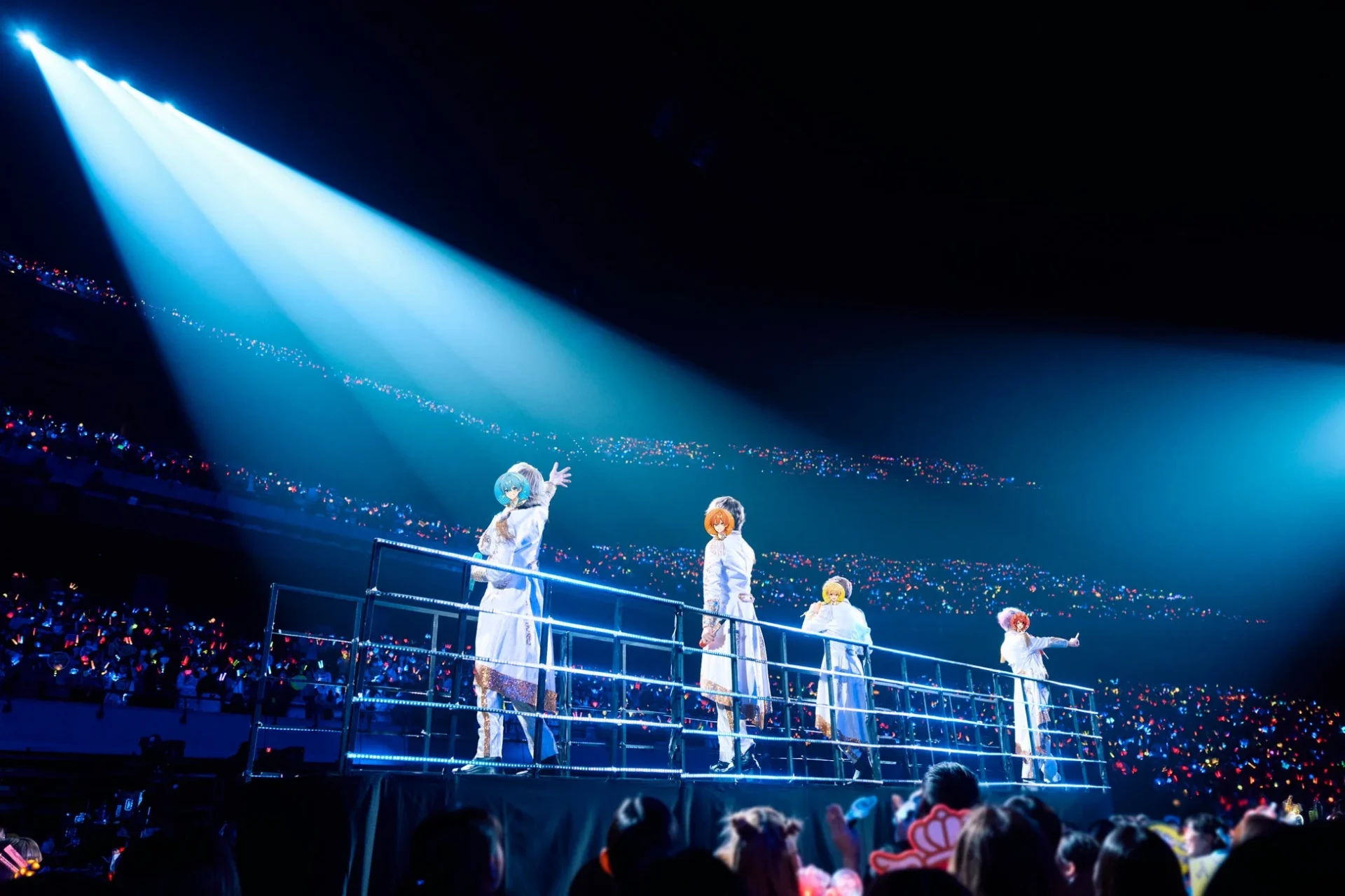 すとぷりライブでトロッコに乗ってファンサービスをするメンバー