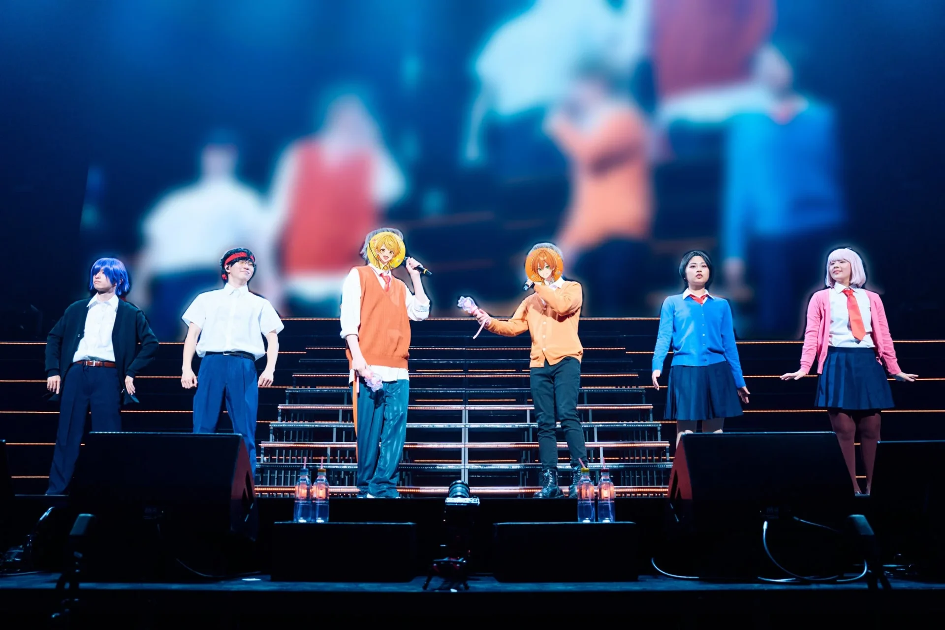 ジェルと遠井さん役のあっきぃによる「めっちゃ遠い!」のパフォーマンス