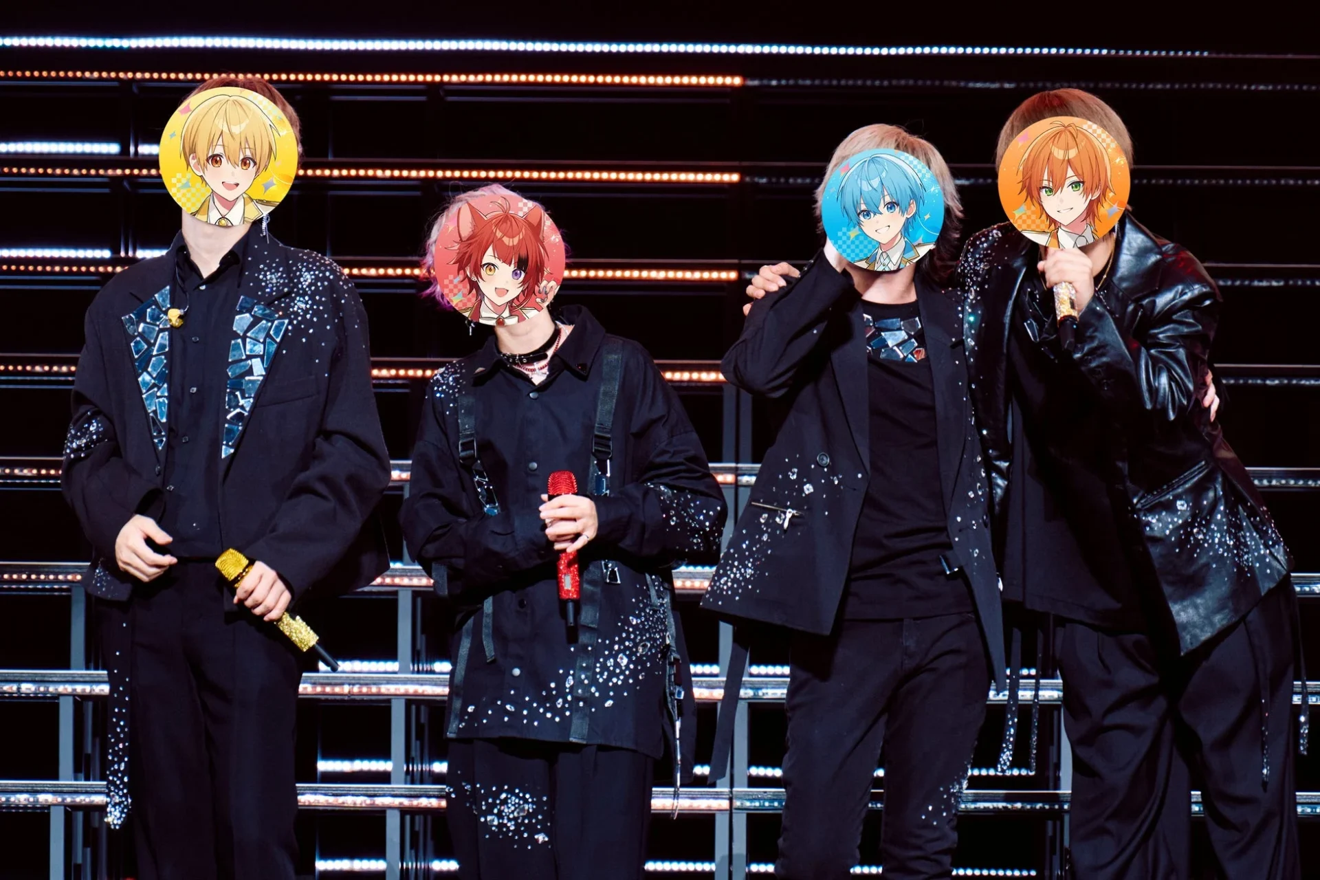 すとぷりライブで黒衣装をまとい歌い上げるメンバーたち