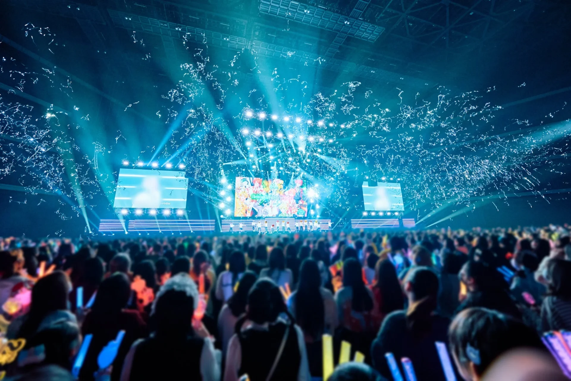 アンコール「千本桜」での華やかなステージ演出と観客