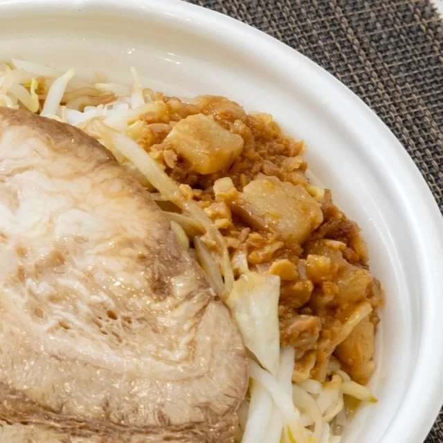 デカ豚ラーメンの増量された背脂にんにくとチャーシュー