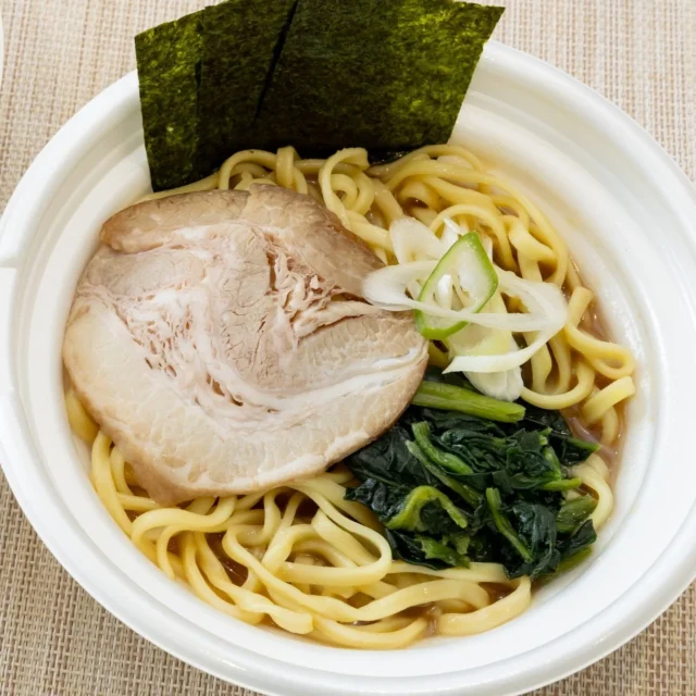 家系ラーメンの具材(チャーシュー、ほうれん草、海苔、ネギ)