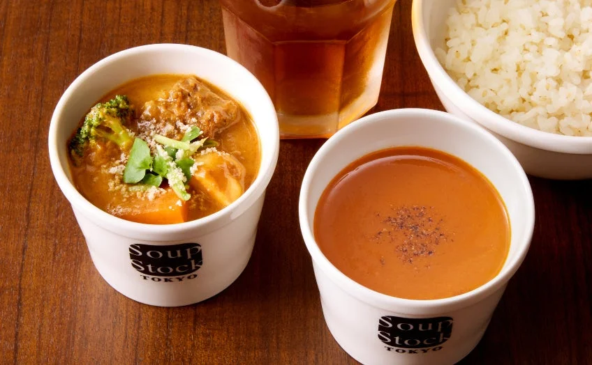 Soup Stock Tokyoのカップに入った温野菜とチーズのブラウンシチューとセットメニュー