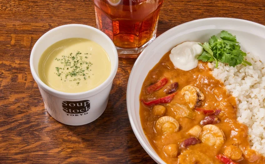 Soup Stock Tokyoのオマール海老ソースと帆立のケイジャン風フリカッセとカップスープ