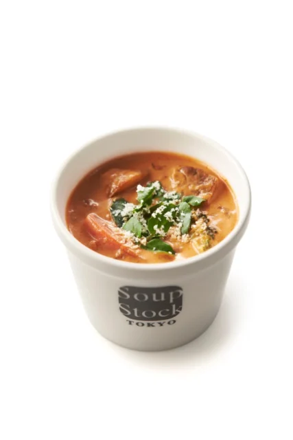 白背景で撮影されたカップ入りの温野菜とチーズのブラウンシチュー単品