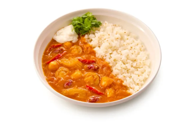 白背景で撮影された皿盛りのオマール海老ソースと帆立のケイジャン風フリカッセ単品