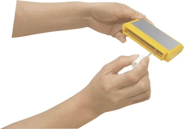 ゲーム復活王をレトロゲームカセットに塗布して使用している様子