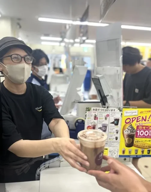 MACHI cafe＋のクルーがお客様にドリンクを提供している様子