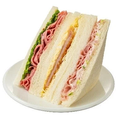 ハムカツ、ハムサラダ、ソフトサラミの3種が挟まれたサンドイッチ