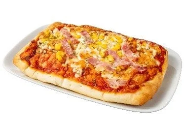 オニオン、コーン、ベーコン、チーズがあふれたピザパン