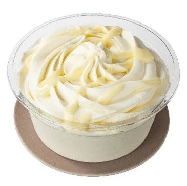 ホイップクリームと練乳ソースがドカ盛りされたミルクプリン