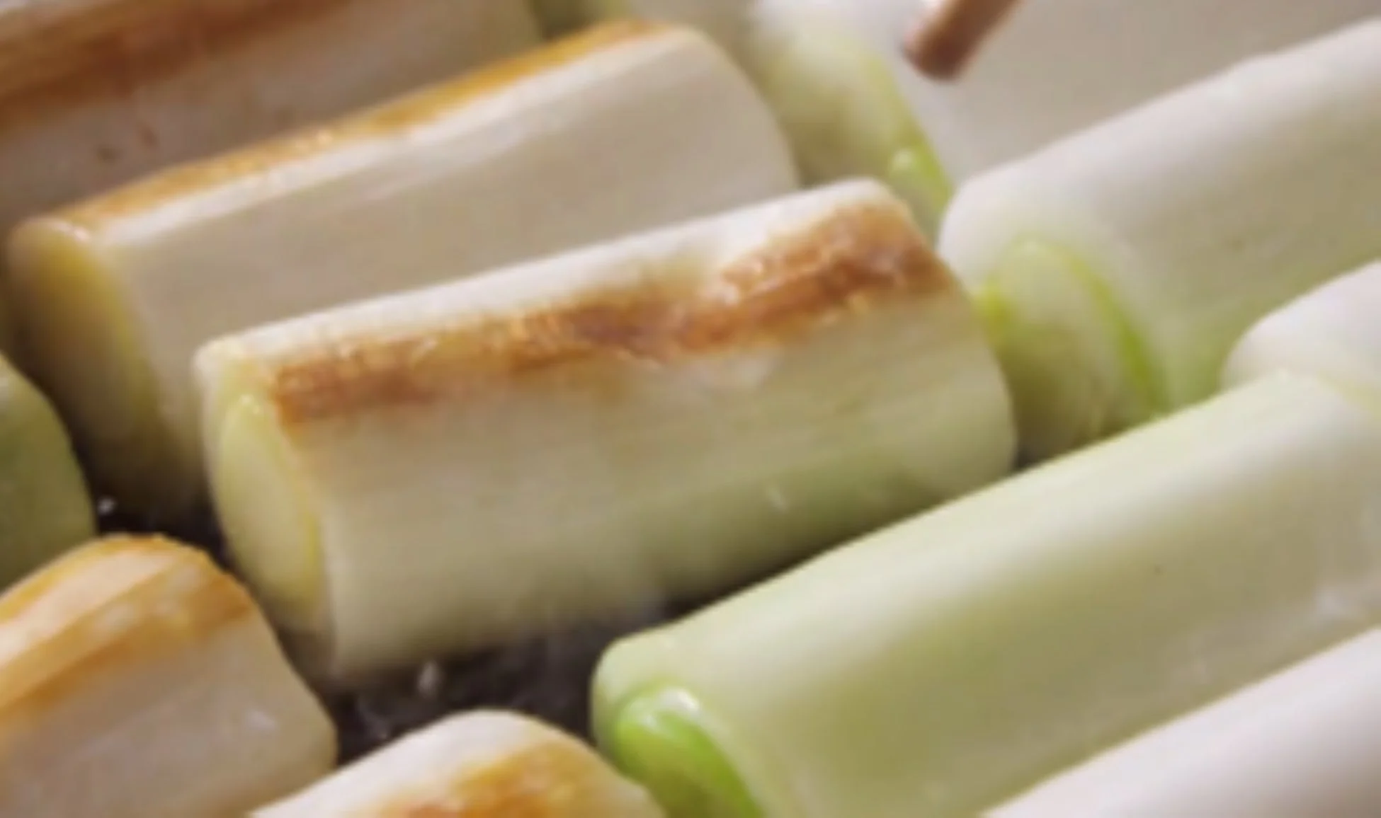 丸亀製麺の鴨ねぎうどん、香ばしく焼き目をつけられた甘みのある白ねぎ