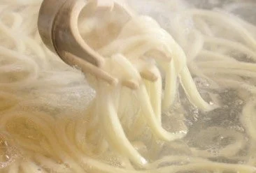 丸亀製麺の牡蠣たまあんかけうどん、玉子あんかけによく絡むもちもちの釜抜き麺