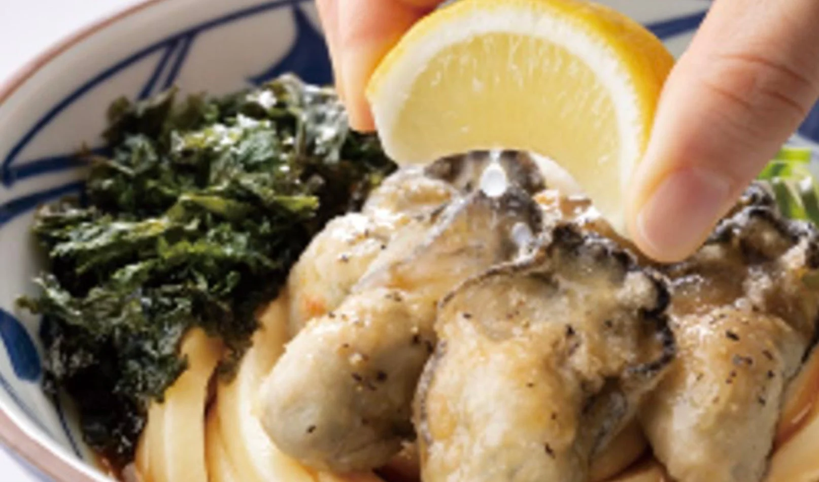 丸亀製麺のこく旨 牡蠣バターぶっかけうどん、レモンを絞り味わいにアクセントを加える