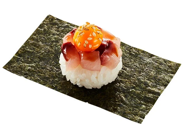 卵黄とごまを乗せた国産活〆寒ぶりの漁師風包み寿司。