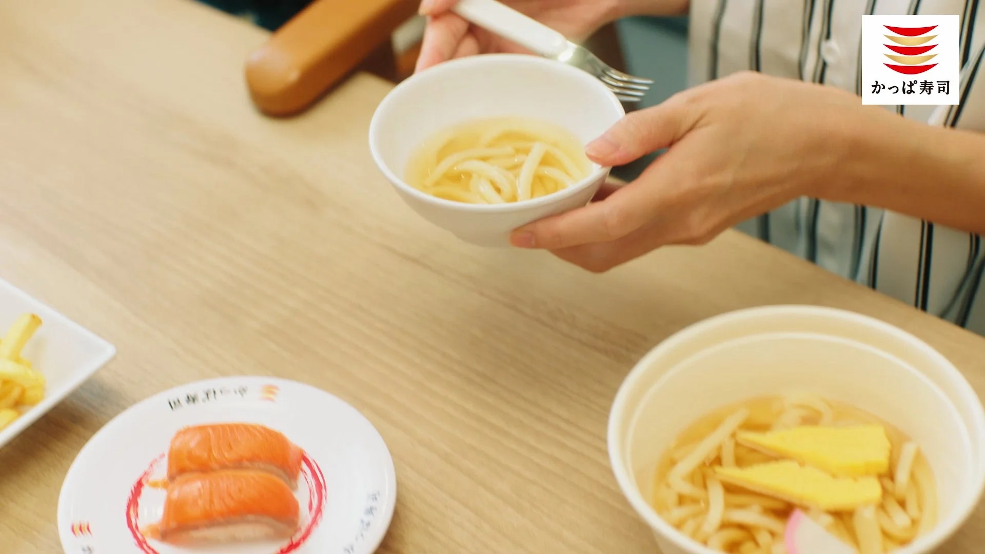 子供向けに短く切られたうどんが提供されている様子。