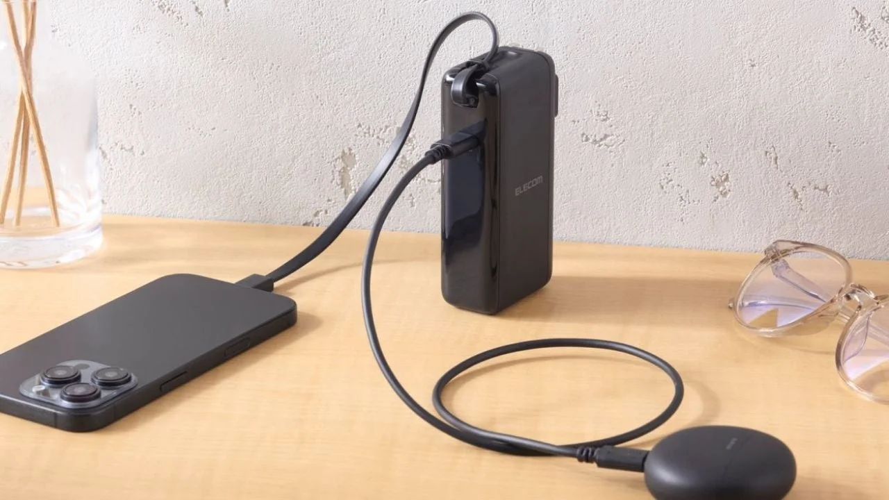 エレコム一体型モバイルバッテリーでスマートフォンを充電する様子