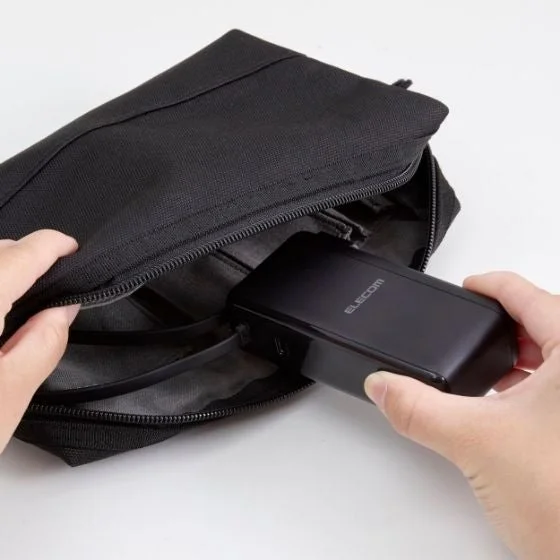 エレコム一体型モバイルバッテリーをポーチに収納する様子