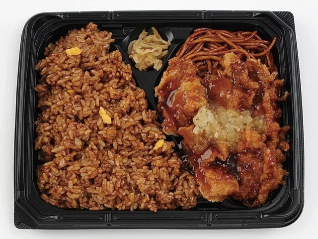 ブラック炒飯と油淋鶏 弁当