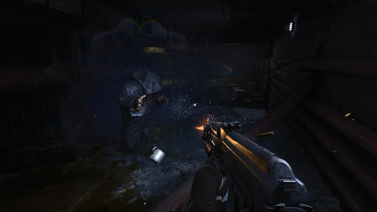 暗闇の室内でミュータントと遭遇するゲームプレイ画面