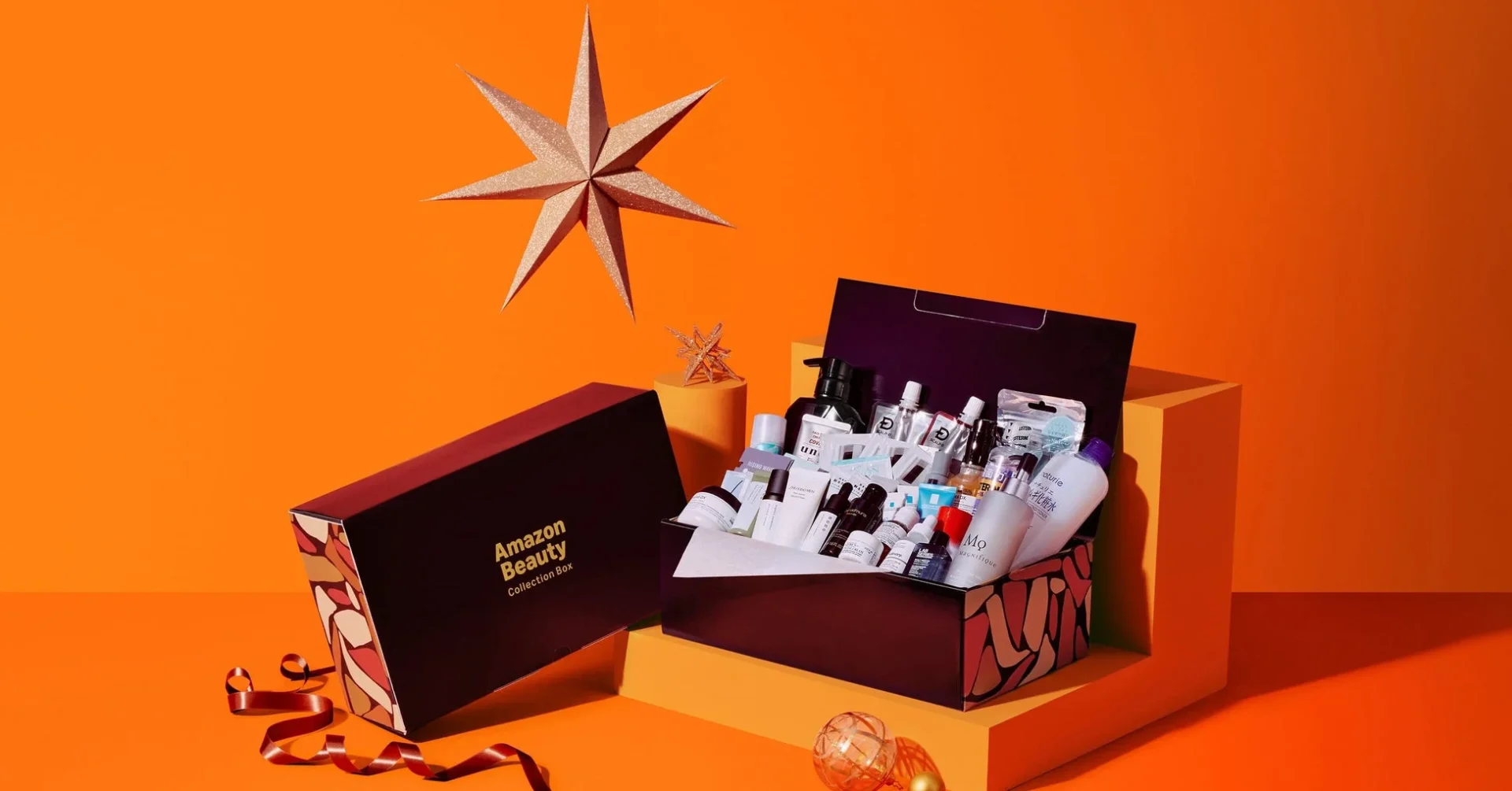 Amazon Beauty Collection Boxのイメージ。コスメ製品が詰まった箱と星の飾り
