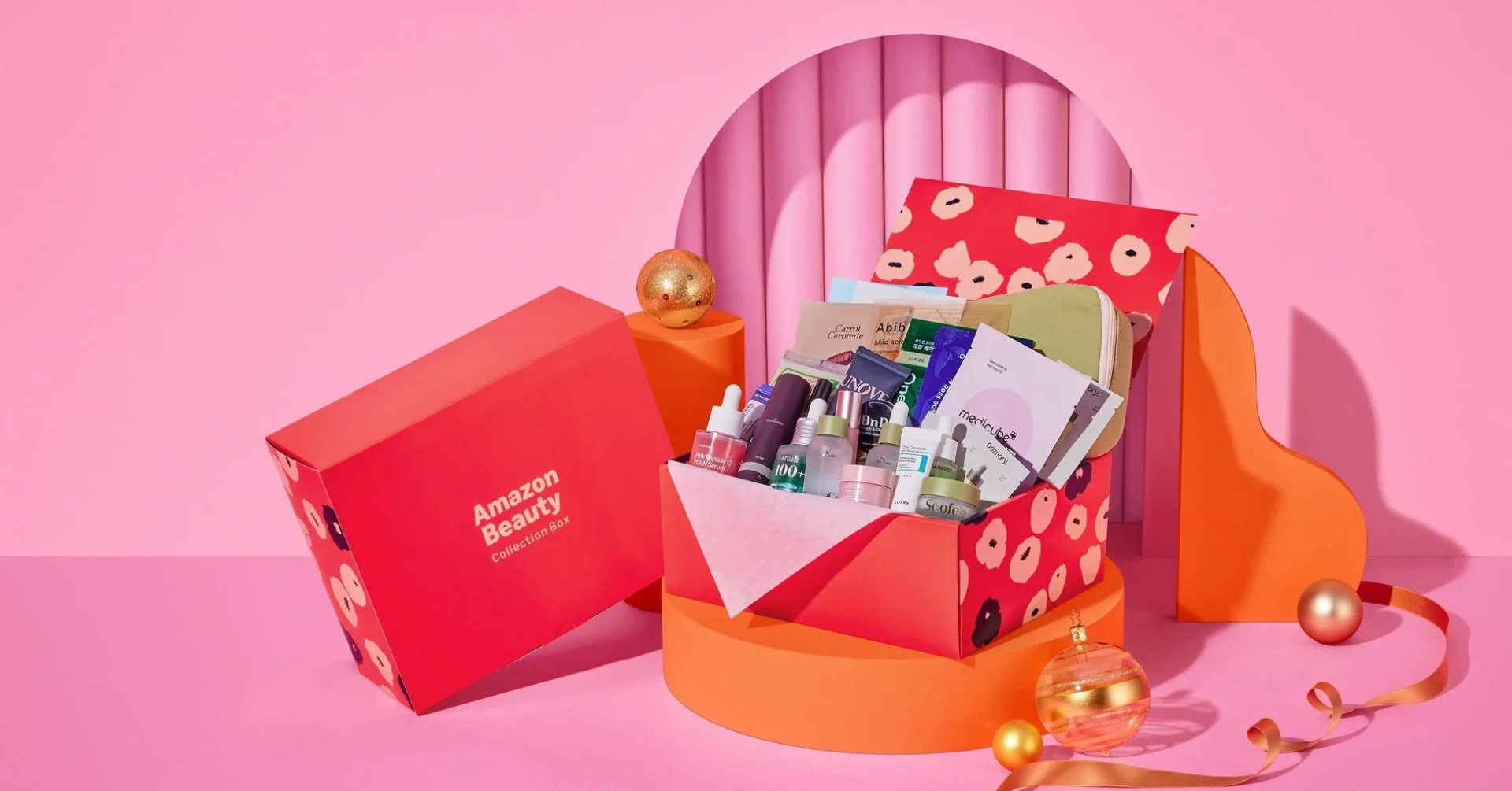 Amazon Beauty Collection Boxのイメージ。コスメ製品が詰まった箱とクリスマスの飾り