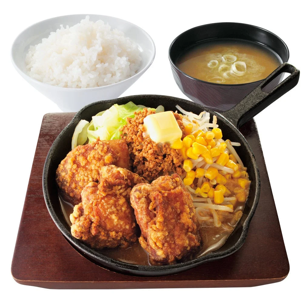 からやま にんにく味噌からあげの味噌バター盛り定食(店内)