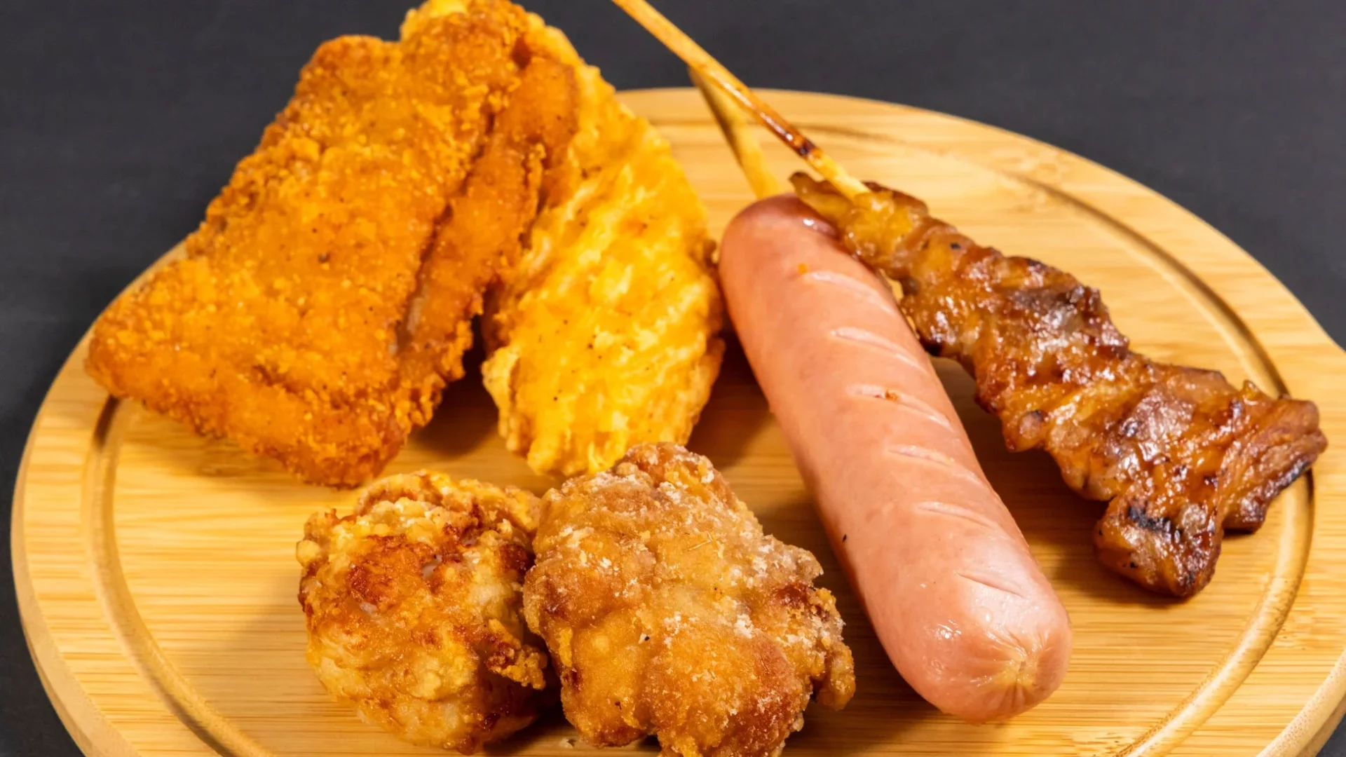 ファミリーマートのレジ横ケースに並ぶ揚げ物とお惣菜の盛り合わせ