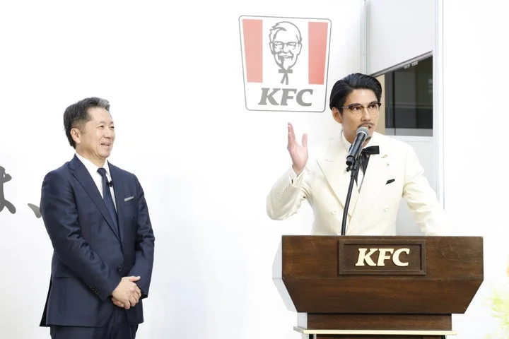 カーネル・サンダース姿の賀来賢人さんと遠藤社長が新商品発表会に登場