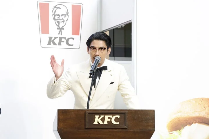 カーネル・サンダース姿の賀来賢人さんが新商品の魅力を熱弁