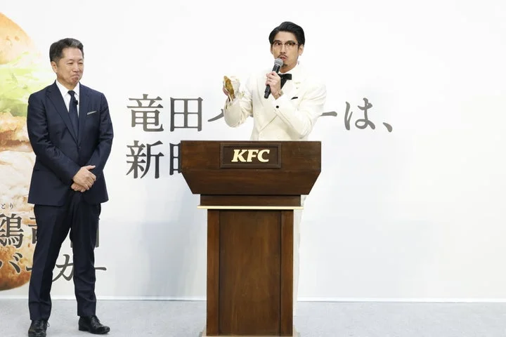 ケンタの鶏竜田バーガーを手に熱く語る賀来賢人さん