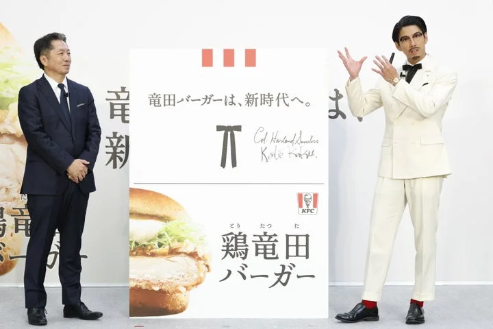 賀来賢人さんが「竜田バーガーは、新時代へ。」パネルの前で商品アピール